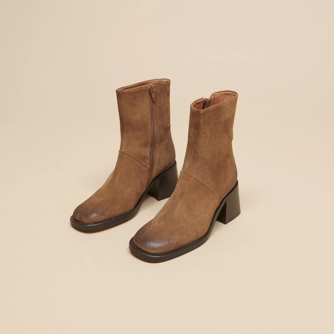 Boots with square ends and visible stitching<Jonak Store