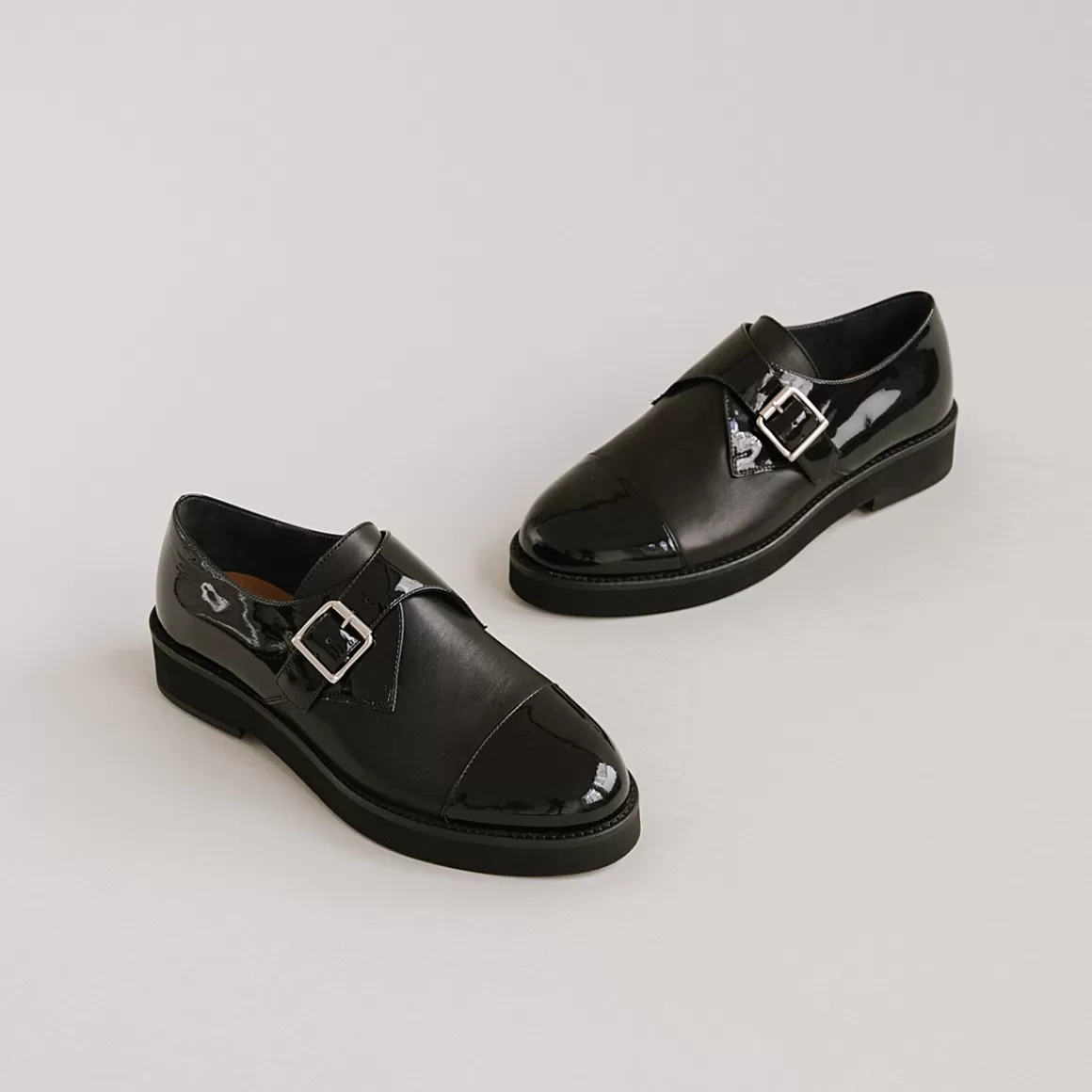 Flat heels, round toes and buckles<Jonak Best Sale