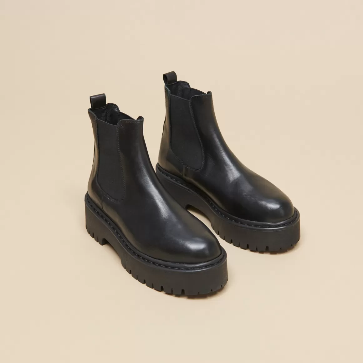 Platform boots with round toes<Jonak Online