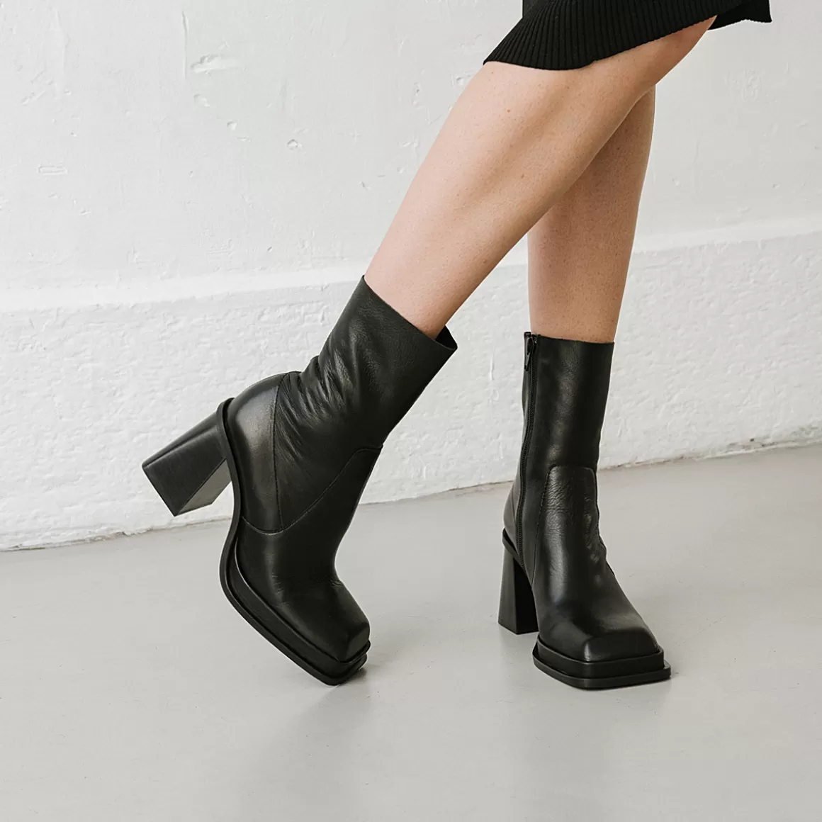 Platform boots with square toe<Jonak Store