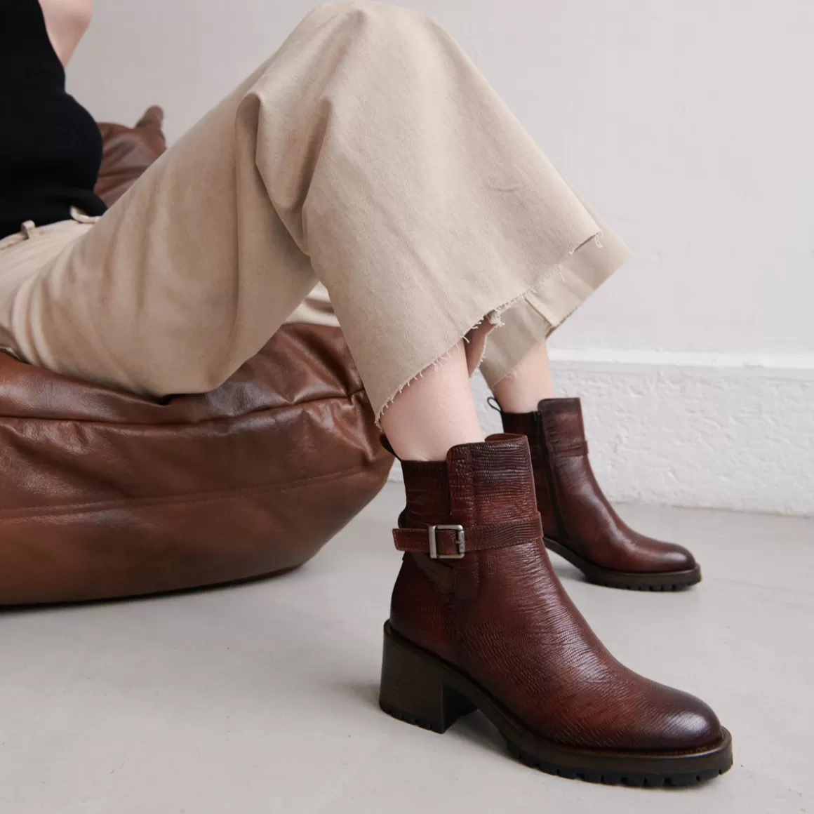 Round-toe buckle boots<Jonak Shop