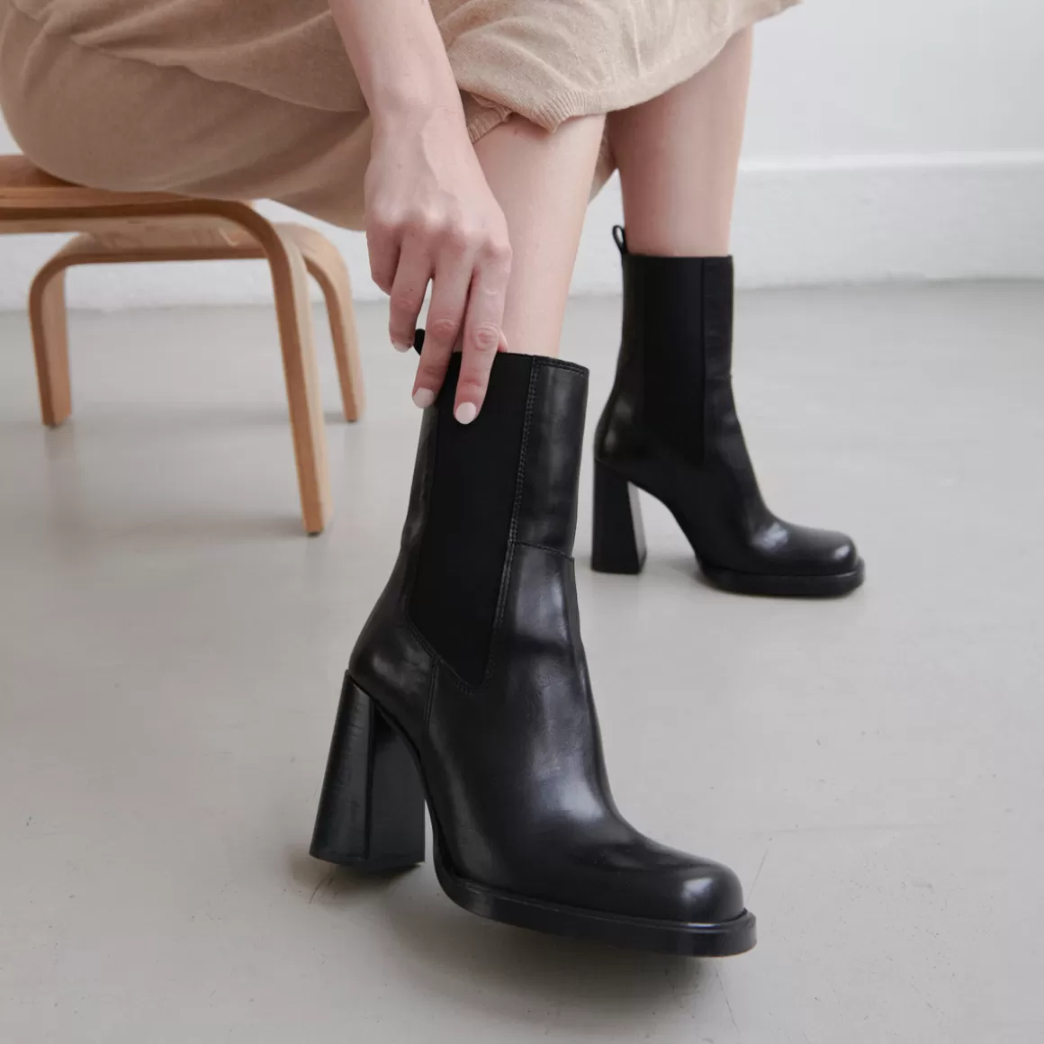 Square-toe heeled boots<Jonak Shop